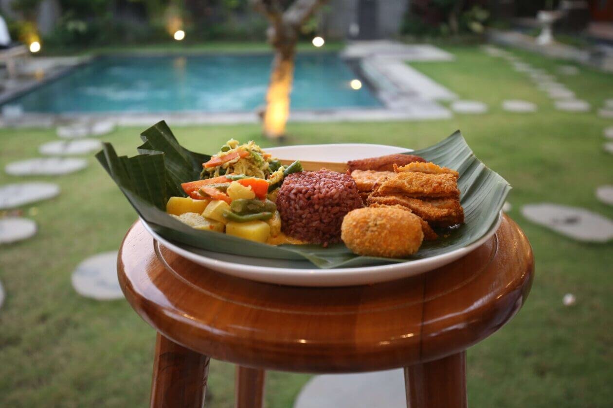 food provided in banana leaves for students of yoga teacher training in Bali Vinyasa Yoga School